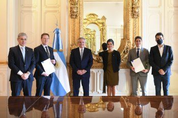 Alberto Fernández recibió a los funcionarios de YPF y Equinor, que firmaron un nuevo acuerdo de trabajo en conjunto.