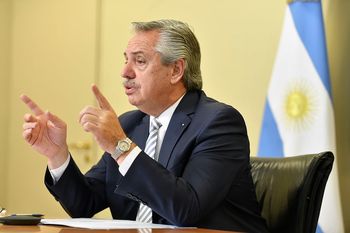 Alberto Fernández durante la conferencia virtual con la OIT.