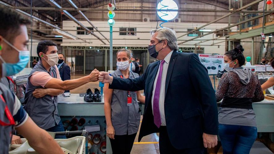 El presidente Alberto Fernández en una de sus visitas a empresas nacionales