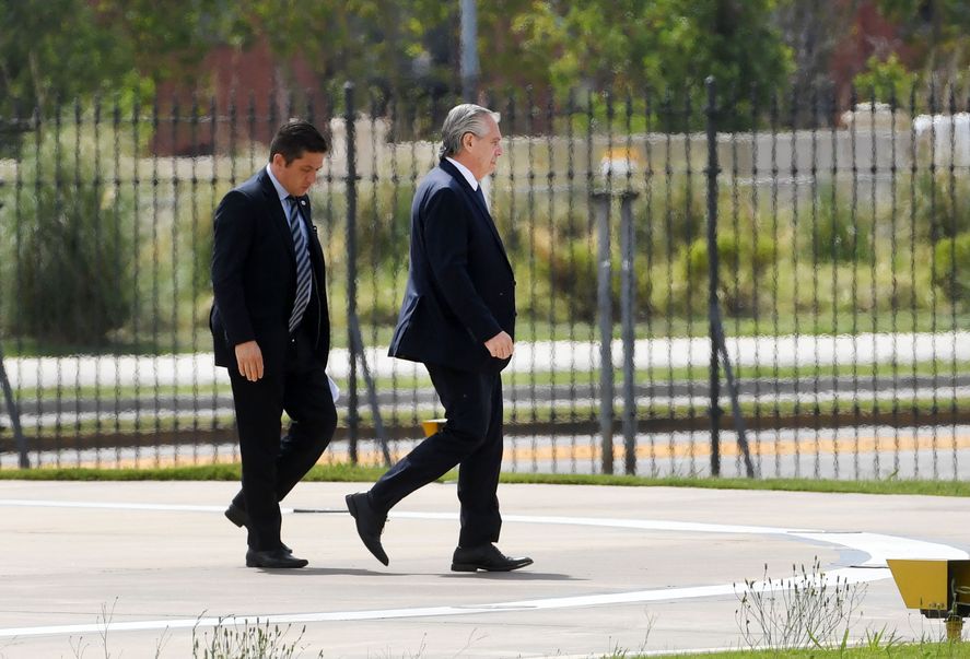 Así llegaba Alberto Fernández a la reunión con los gobernadores. Foto: NA