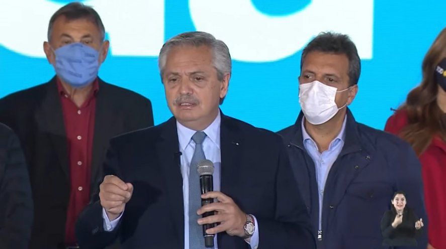 El Presidente cuestionó la gestión de Mauricio Macri y marcó una serie de diferencias ideológicas.
