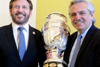 Alberto Fernández y Alejandro Domínguez junto a la Copa América (2019)