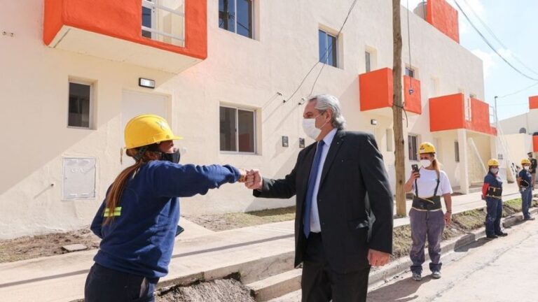 Alberto Fernández entrega viviendas en Merlo