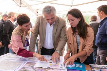 alberto fernandez llevo la campana a quilmes con mayra mendoza