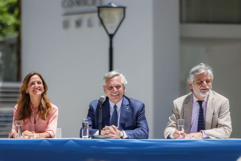 Alberto Fernández puso en valor obras en edificios de la UNLP