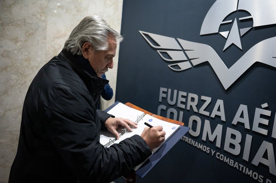 El presidente Alberto Fernández retomó su agenda internacional y viajó hacia Colombia, donde participará del acto de jura del nuevo presidente de ese país.
