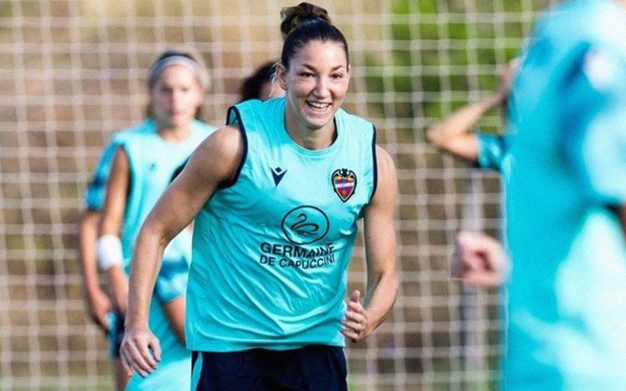 Aldana Cometti, figura de la Selección Argentina, sigue jugando en España.