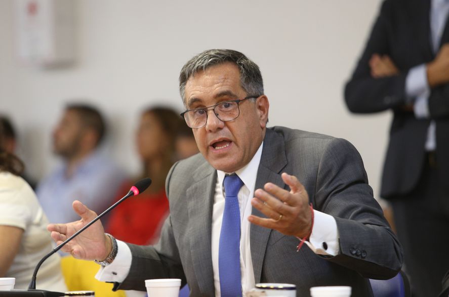 Alejandro Finocchiaro destrozó a los docentes por ir al paro en la Provincia