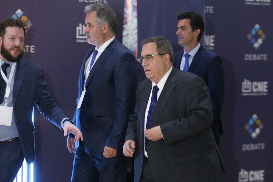 Alejandro Rodríguez, Carlos Maslatón y Juan Manuel Urtubey llegando a la Facultad de Derecho de la UBA para el debate entre Sergio Massa y Javier Milei.