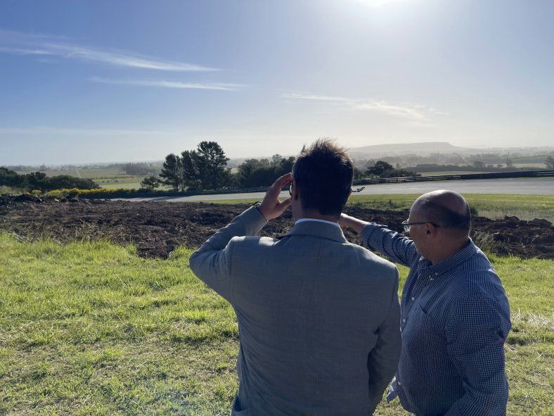 Alejo Supply, subsecretario de la Unidad Gobernador de la provincia de Buenos Aires, y el intendente de Balcarce, Esteban Rieno, recorriendo los avances de las obras en el autódromo Juan Manuel Fangio.