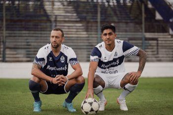 Alemán y Tarragona, los goleadores de Gimnasia posan con la nueva camiseta Hummel homenaje.