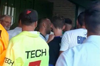 Brahian Alemán con los jugadores de Gimnasia después de cruzarse con Felipe Sánchez