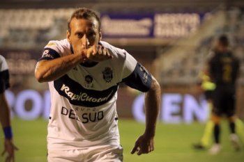 Brahian Alemán festeja uno de sus últimos goles en Gimnasia.