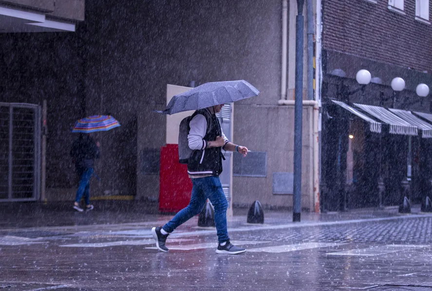 La alerta amarilla por fuertes tormentas, granizo y vientos rige en algunas localidades de la provincia de Buenos Aires.