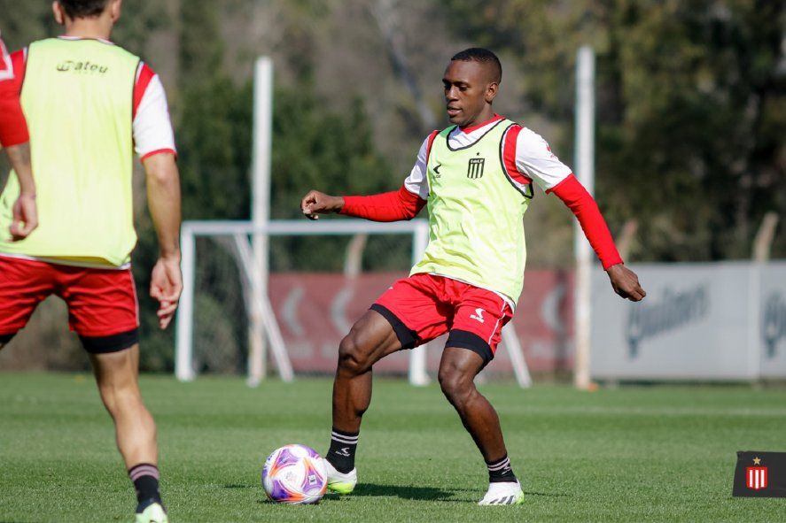 Alexis Castillo Manyoma, entrenándose en Estudiantes. (Foto: prensa EDLP) Alexis Castillo Manyoma, entrenándose en Estudiantes. (Foto: prensa EDLP)