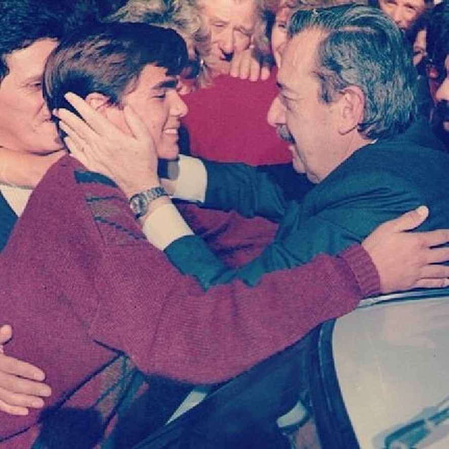 Un joven Emiliano Balbín con el expresidente Raúl Alfonsín