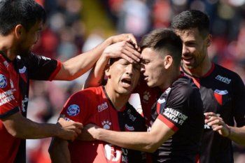 Rodrigo Aliendro festejando un gol en Colón