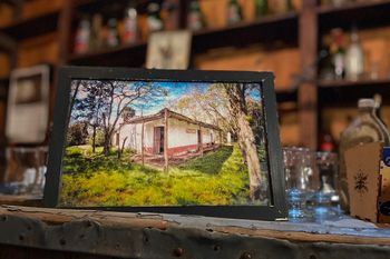 Bodegones y bares imperdibles para disfrutar de platos rurales, historia y paisajes bonaerenses.