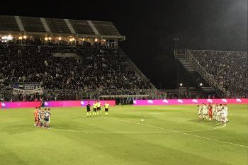 Gimnasia homenajeó a Chachi Alonso en la previa del partido ante Sarmiento
