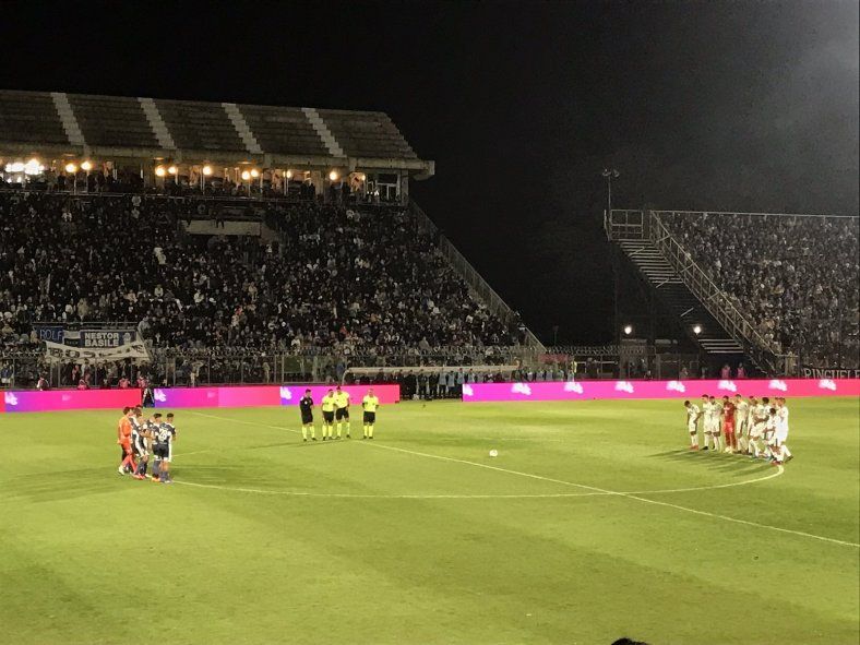 Gimnasia homenajeó a Chachi Alonso en la previa del partido ante Sarmiento