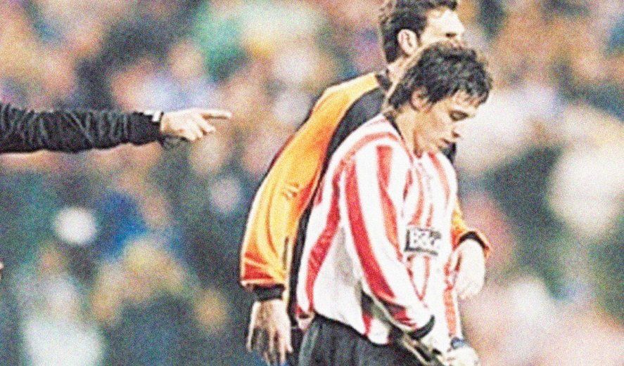 Pablo Álvarez se apresta para recibir el buzo de parte de Martín Herrera.