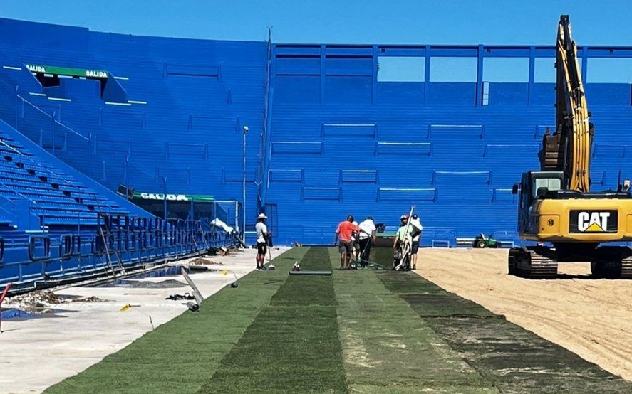 El pasado fin de semana Vélez comenzó a montar el césped. El viernes juega con Gimnasia (Foto: Zona Vélez).