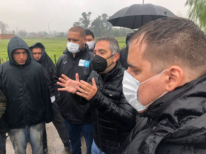 El ministro de Desarrollo de la Comunidad, Andrés Larroque, durante el nuevo censo de Guernica. La lluvia obligó a postergarlo tres días.
