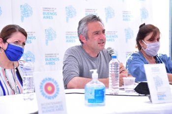 El ministro de Desarrollo de la Comunidad bonaerense, Andrés Larroque, junto a Blanca Cantero y Teresa García en la conferencia del Comité Interministerial por Guernica.