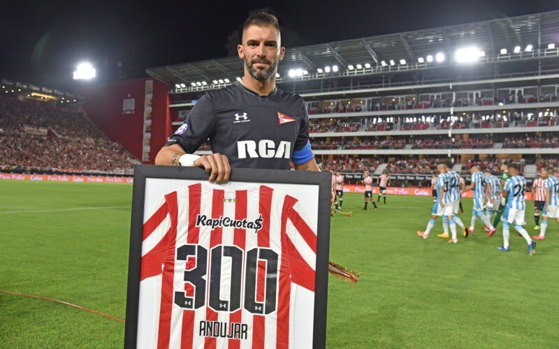 Andújar con la placa de sus 300 partidos en Estudiantes, que se cumplieron a comienzos de 2020.