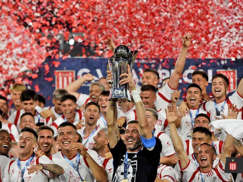 Mariano Andújar levantando la primera Copa Argentina de Estudiantes Mariano Andújar levantando la primera Copa Argentina de Estudiantes