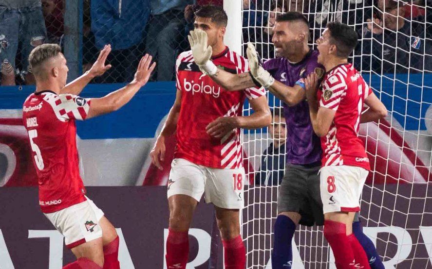 Mariano Andújar celebra junto a sus compañeros tras atajar el penal.