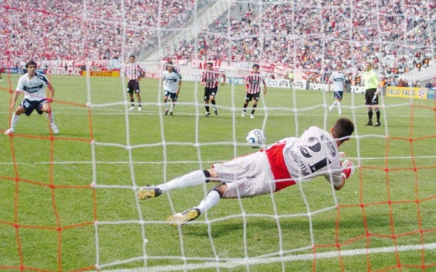 El otro penal que Andújar había atajado en Estudiantes en un Clásico Platense.