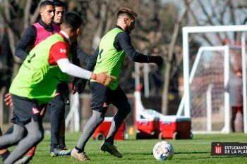 Estudiantes negocia una nueva pieza de su equipo.