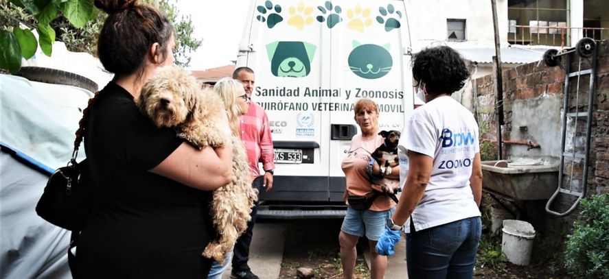 El Centro Municipal de Sanidad Animal y Zoonosis de Almirante Brown junto a la Policía Bonaerense y organizaciones proteccionistas rescataron a 582 animales de un criadero clandestino de Adrogué. 