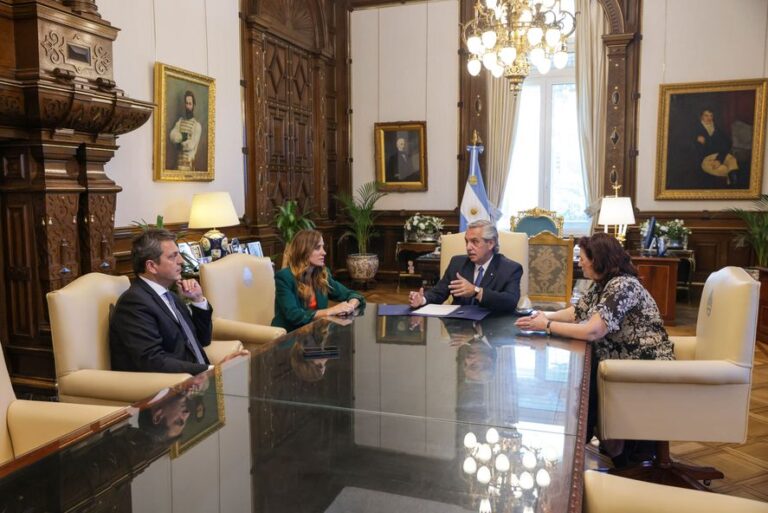 El Gobierno anunció un bono de $24.000 para trabajadores formales