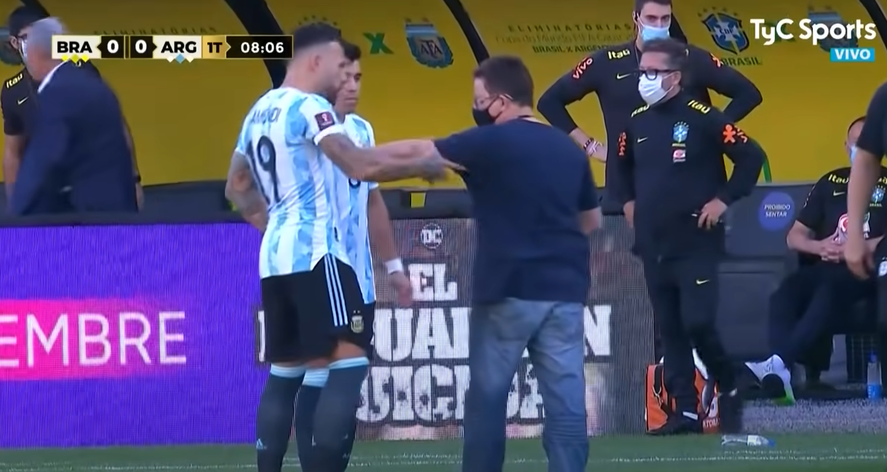El agente de Anvisa discutiendo con Otamendi. El enfrentamiento del ente con Bolsonaro está detrás de escena.