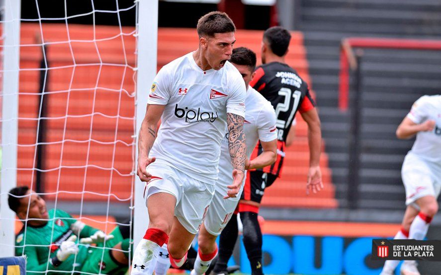 Apaolaza grita uno de sus goles en Estudiantes durante 2021.