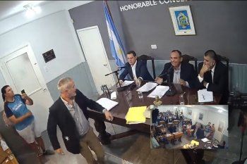 Sebastián Reigosa le tira una carpeta sobre el escritorio al intendente Olaeta.