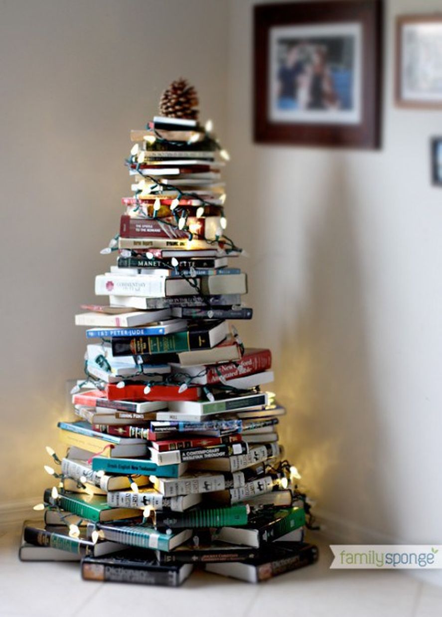Este árbol de Navidad es una muy buena idea para aquellas personas que aman la lectura. También se puede decorar con luces, pelotas, y cualquier objeto navideño.