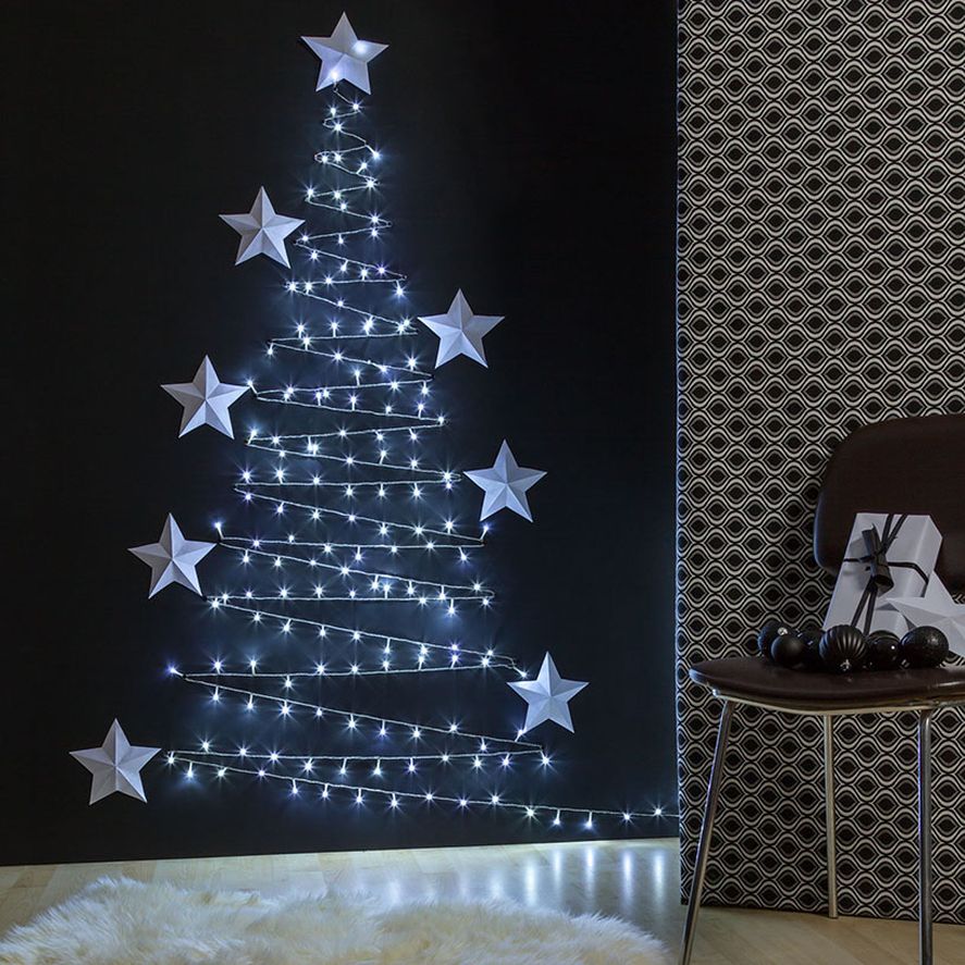 Este árbol de Navidad con luces es muy sencillo de hacer y se puede ubicar en alguna pared libre de la casa.