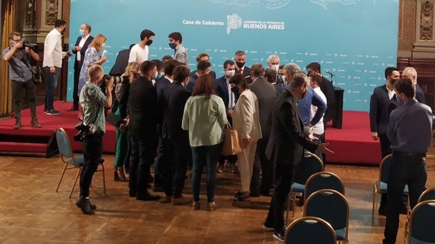Cuando finalizó el anuncio del Plan de vivienda “Casa Propia”, Kicillof reunió a los intendentes e intendentas para arengarlos.