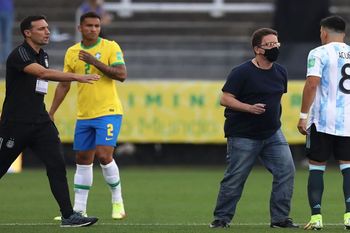 Escena para la historia: la suspensión es  analizada por FIFA.