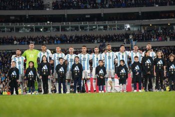 La formación de la Selección Argentina ante Ecuador en el debut de las Eliminatorias Sudamericanas - momento del Himno Nacional cantado por Abel Pintos