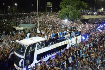 El micro de la Selección Argentina rodeado de gente.