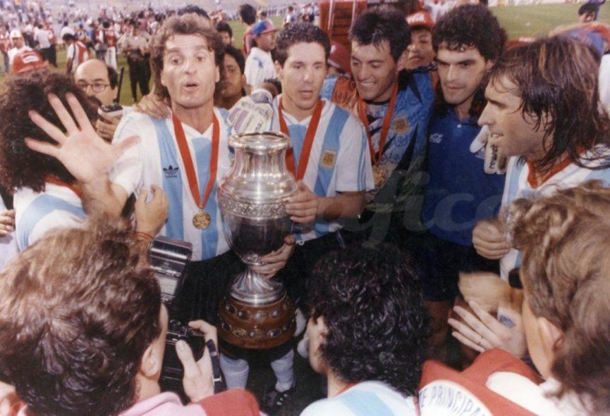 Argentina con la Copa América que conquistó en 1993.