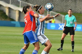 Mariana Larroquette, una de las figuras de la Selección Argentina de fútbol femenino ante Chile.