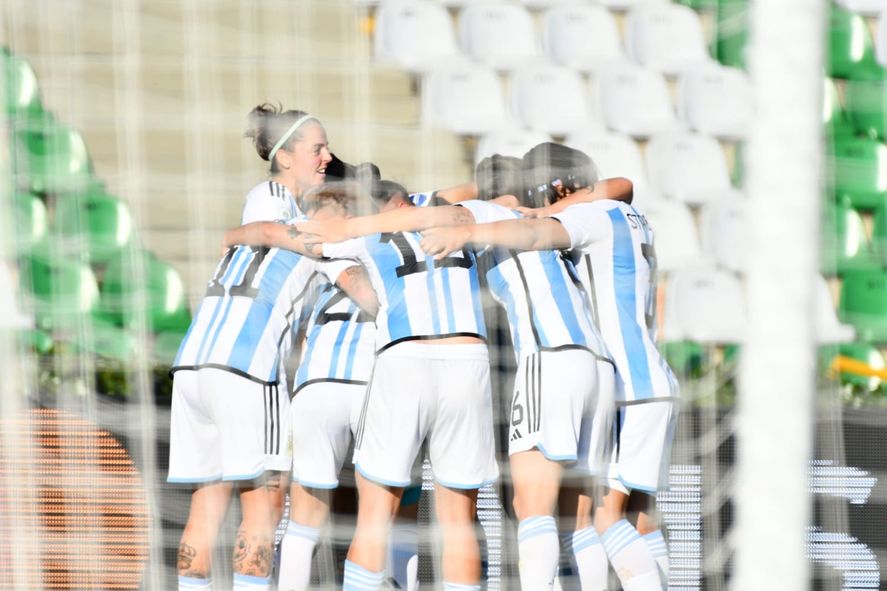 El fútbol femenino de Argentina festeja la goleada sobre Uruguay.