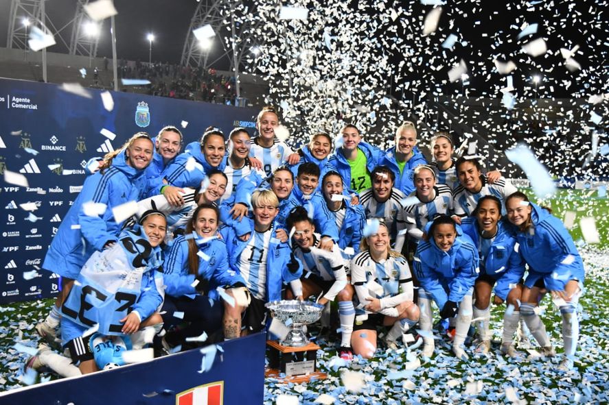 Argentina se llevó una copa por su triunfo amistoso ante Perú. Ahora se viene el Mundial Femenino 2023. Argentina se llevó una copa por su triunfo amistoso ante Perú. Ahora se viene el Mundial Femenino 2023.