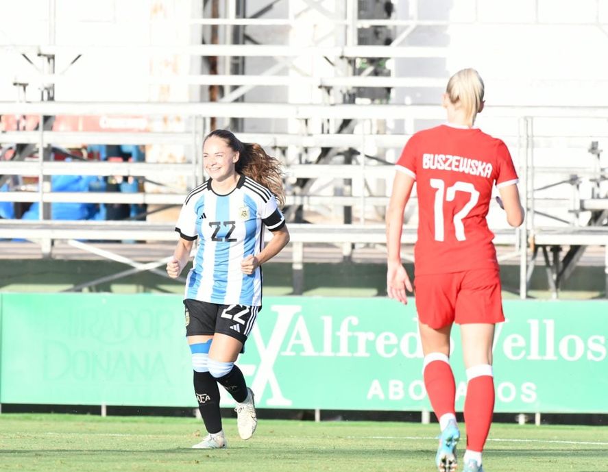 Estefanía Banini anotó un golazo en la primera parte, en el empate de Argentina ante Polonia.