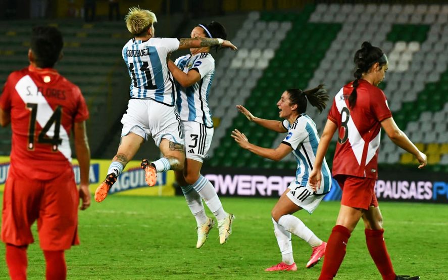 El fútbol femenino de Argentina superó a Perú y consiguió su primer triunfo en la Copa América Femenina 2022.